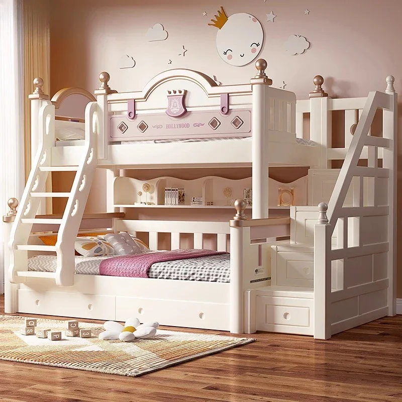 

Двухъярусная кровать для детей из массива дерева в розово-белых тонах, в стиле детства, с мультяшными защитными бортиками, с закругленными углами, предотвращающими столкновения