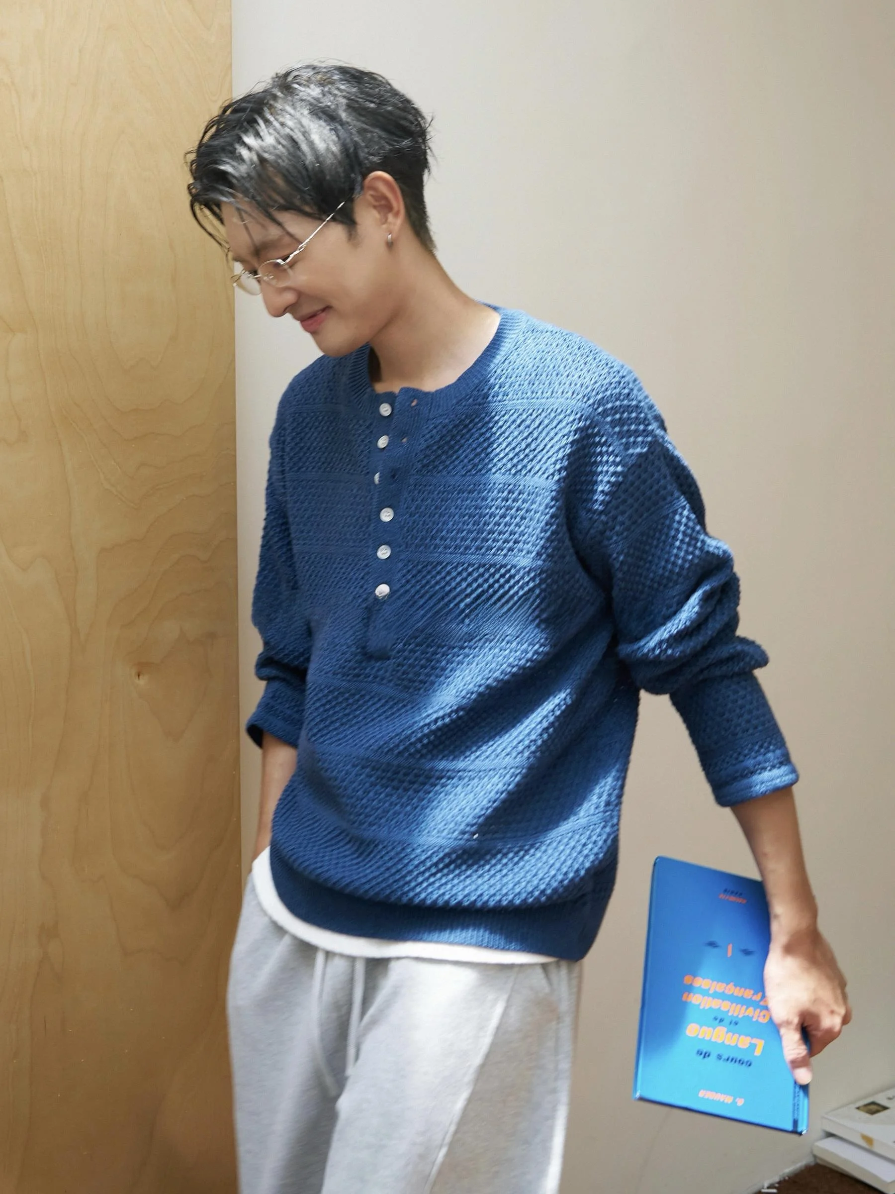 

Loose Fit Knitted Long Sve T-irt V-Ne Hollow out Lightweight Breathable Men's Casual Top for Autumn Season