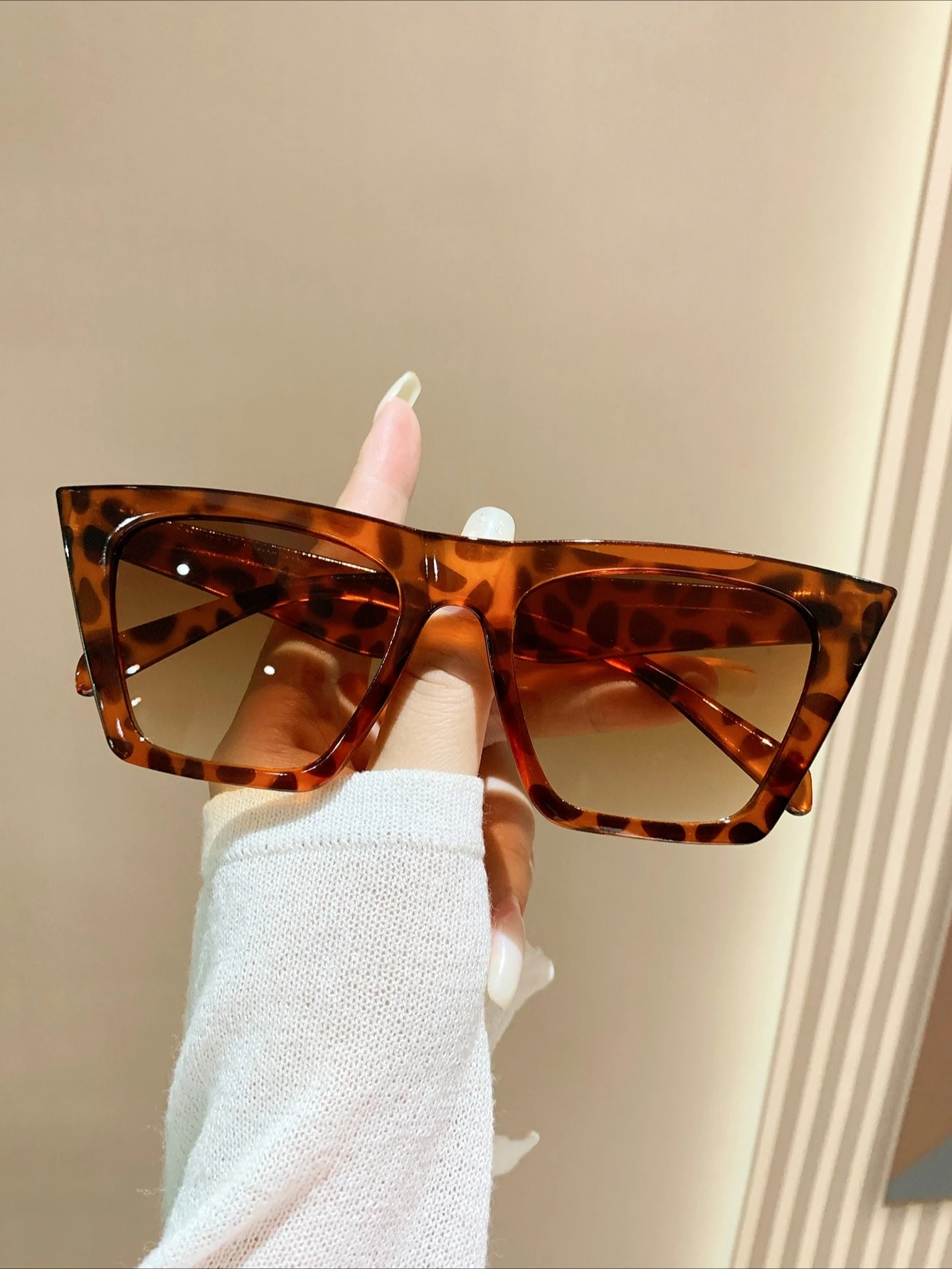 نظارات شمسية جديدة أنيقة وعصرية بإطار مربع ومتعددة الاستخدامات للجنسين.