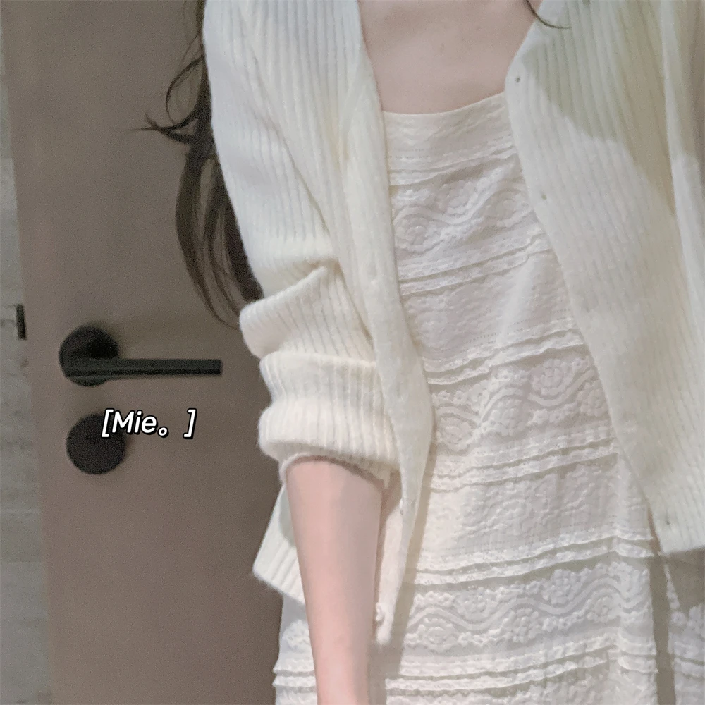 سترة محبوكة حلوة وناعمة على شكل حرف V طويلة Sve سترة صوفية من الحليب الأبيض الملمس من مادة Plu بأزرار علوية مناسبة للخريف والشتاء...