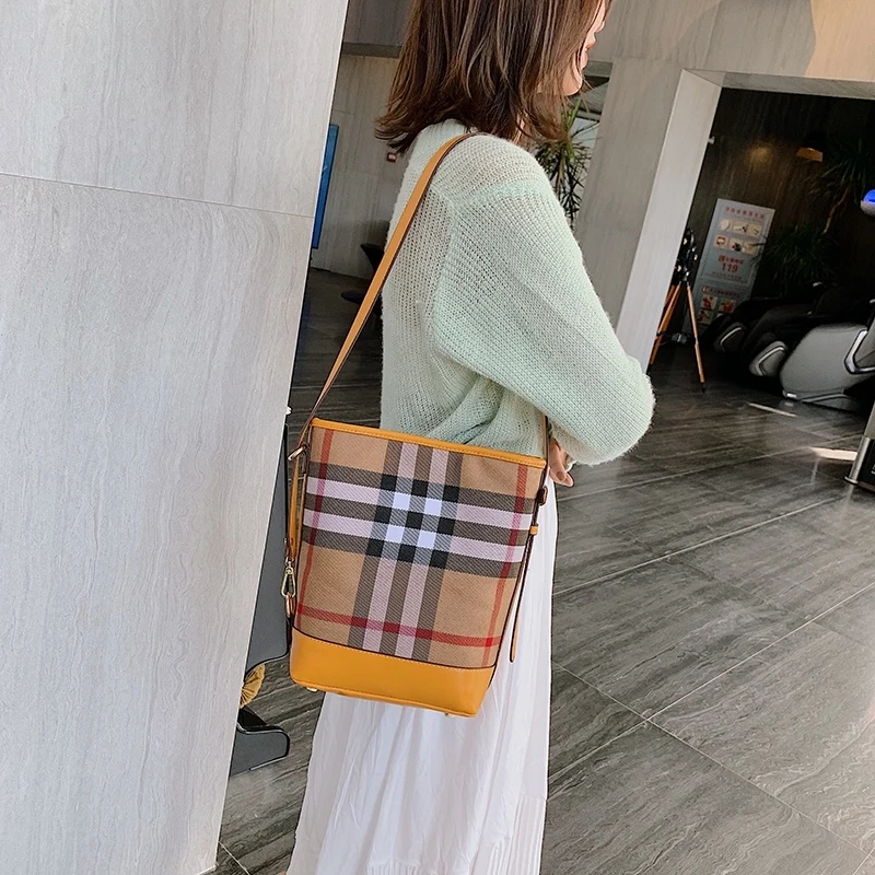 Sac à bandoulière tendance pour les voyages quotidiens au bureau, finition en Faux daim souple, sangle réglable, pratique et élégant