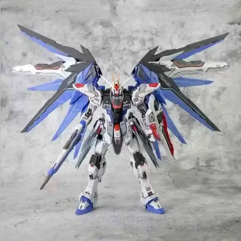 Bandai gundam criativo dos desenhos animados figura de brinquedo das crianças personalizado anime filme personagem modelo hg liberdade gundam modelo ornamentos