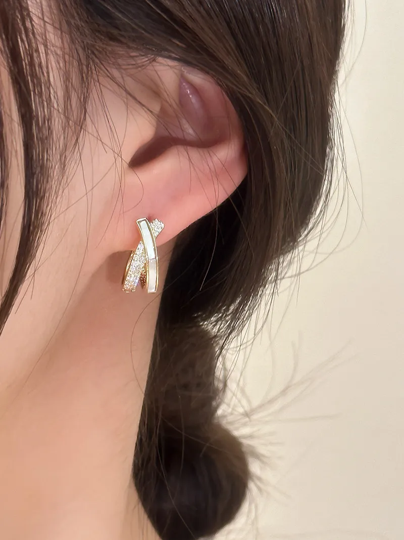 Luxuriöser Muschel-Zirkon-Kreuz-Ohrclip in Goldfarbe für 2026 – Neuer Modeschmuck für Hochzeiten und Partys, Damen-Ohrring-Accessoire – Detail 7