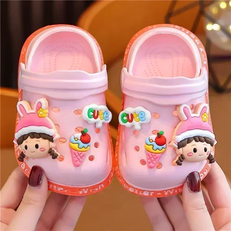 Sandalias y zapatillas de verano para niñas, nuevas zapatillas con dibujos animados de princesa bonita, zapatillas de fondo suave para niños pequeños