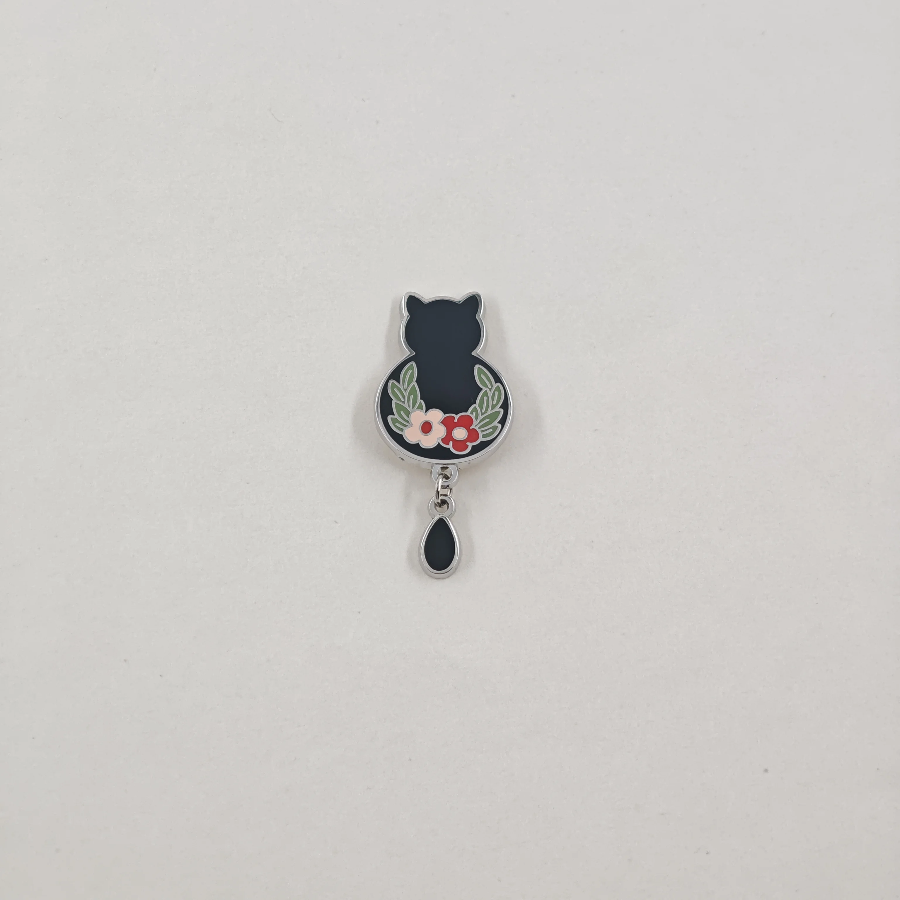 Niedliche Schwarze Katze Emaille-Pin Blumenkranz Anhänger-Brosche Kawaii Kätzchen Tropfenform Quasten-Abzeichen Tier-Reversnadel Schmuck Geschenk für Katzenliebhaber – Detail 10