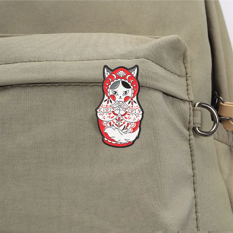 Matroschka-Katze Emaille-Abzeichen im Volkskunststil, Rot-Weiß-Muster, Herz-Haltende Metallbrosche, Anstecknadel, Geschenk für Freunde – Detail 3