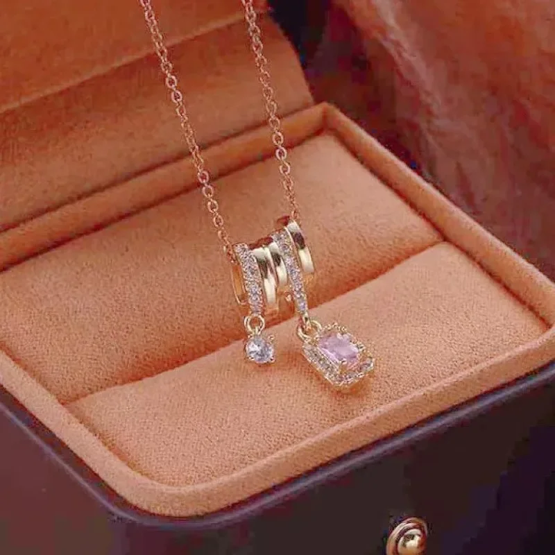 

The sweet and cool niche design, the square titanium steel necklace, has become a fashionable clothing necklace