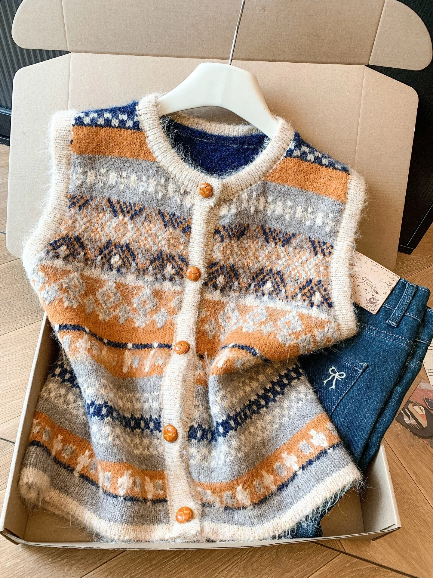 

Korean Style Self-Preserved Fair Isle Pattern Sleeveless Vest Cardigan Women's Autumn Winter New Lazy Shoulder Top Silk Material