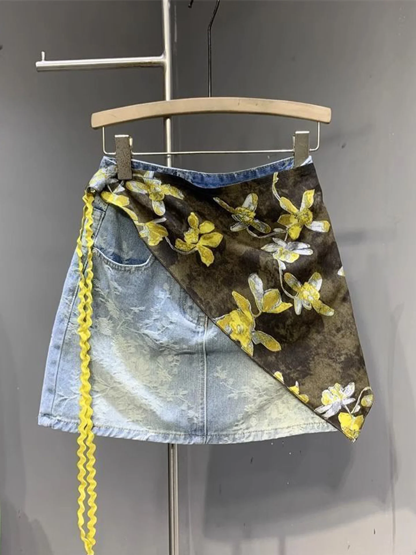 

Модная джинсовая юбка А-силуэта с высокой талией, женская летняя новинка с цветочным узором, короткая, с защитой от просвечивания