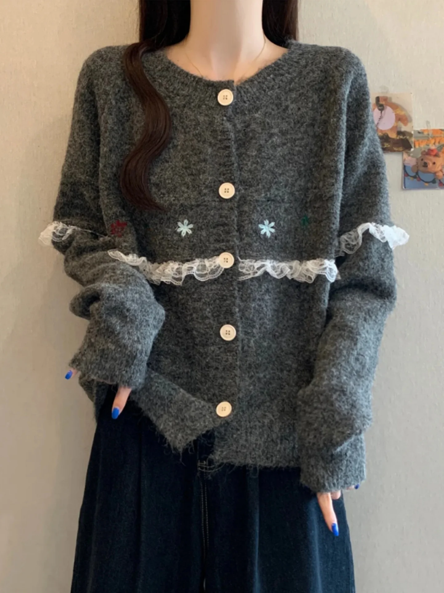 

Ретро-шик: Вязаный кардиган с кружевной отделкой и вышивкой, женский, больших размеров, мягкий и уютный свитер-жакет для осеннего сезона, повседневный стиль