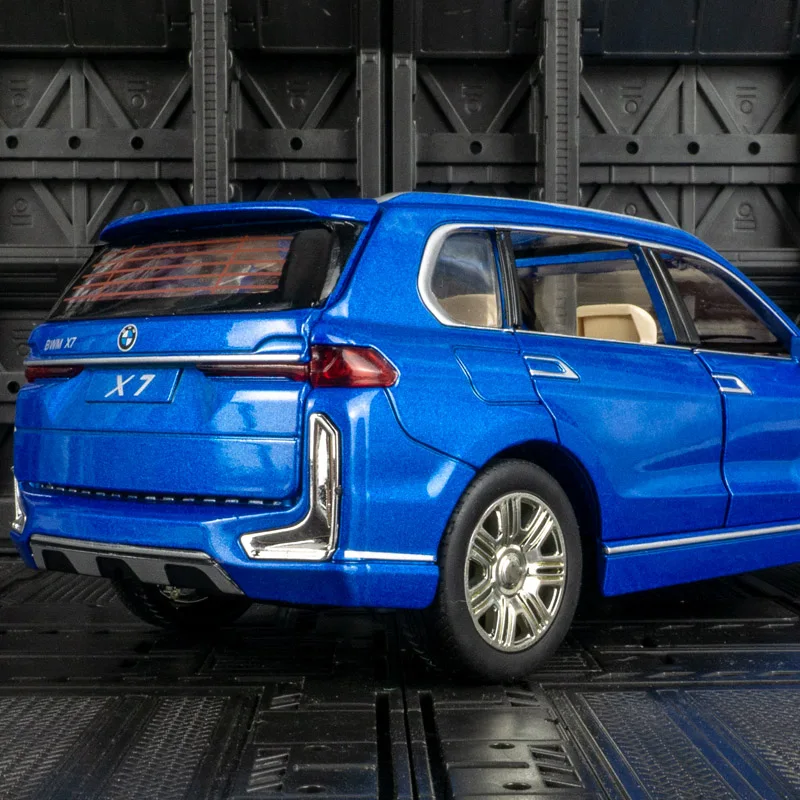 Le porte dell'auto modello di veicolo fuoristrada in lega 1/24 X7 e il bagagliaio del cofano possono aprire adatto per la raccolta e possono essere regalate