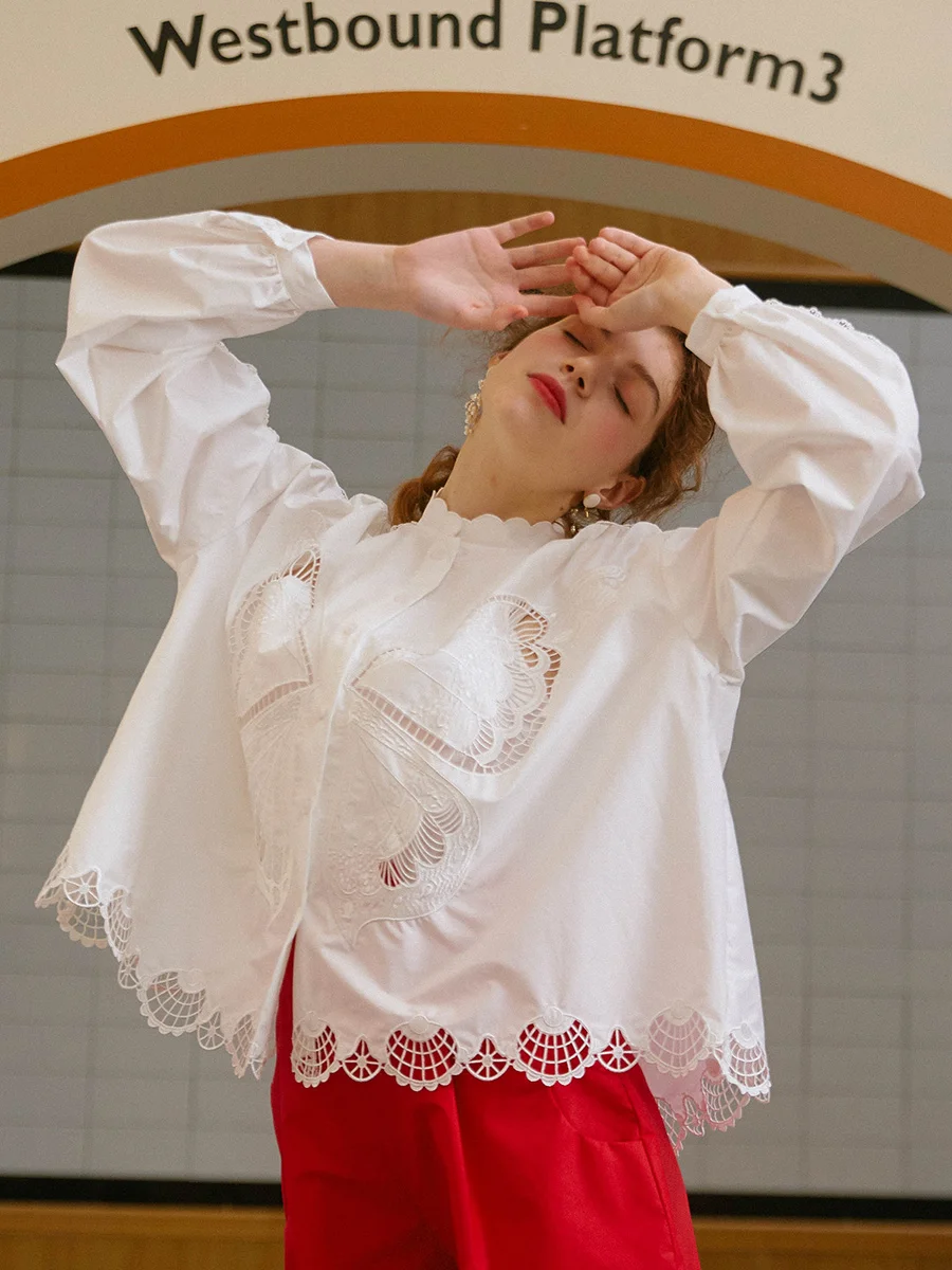 Frauen Schmetterling bestickt ausgehöhltes Hemd, originelles Design, Sommer