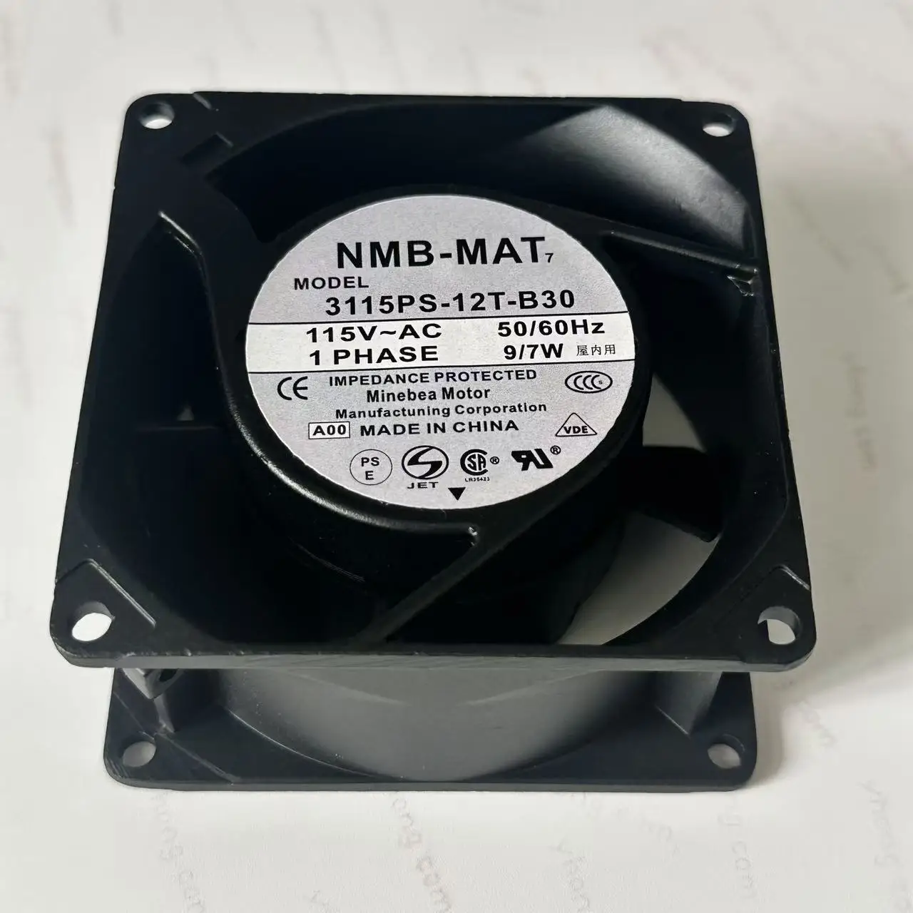 

NMB-MAT 3115PS-12T-B30 A00 AC 115 В 9/7 Вт 80x80x38 мм Вентилятор охлаждения сервера