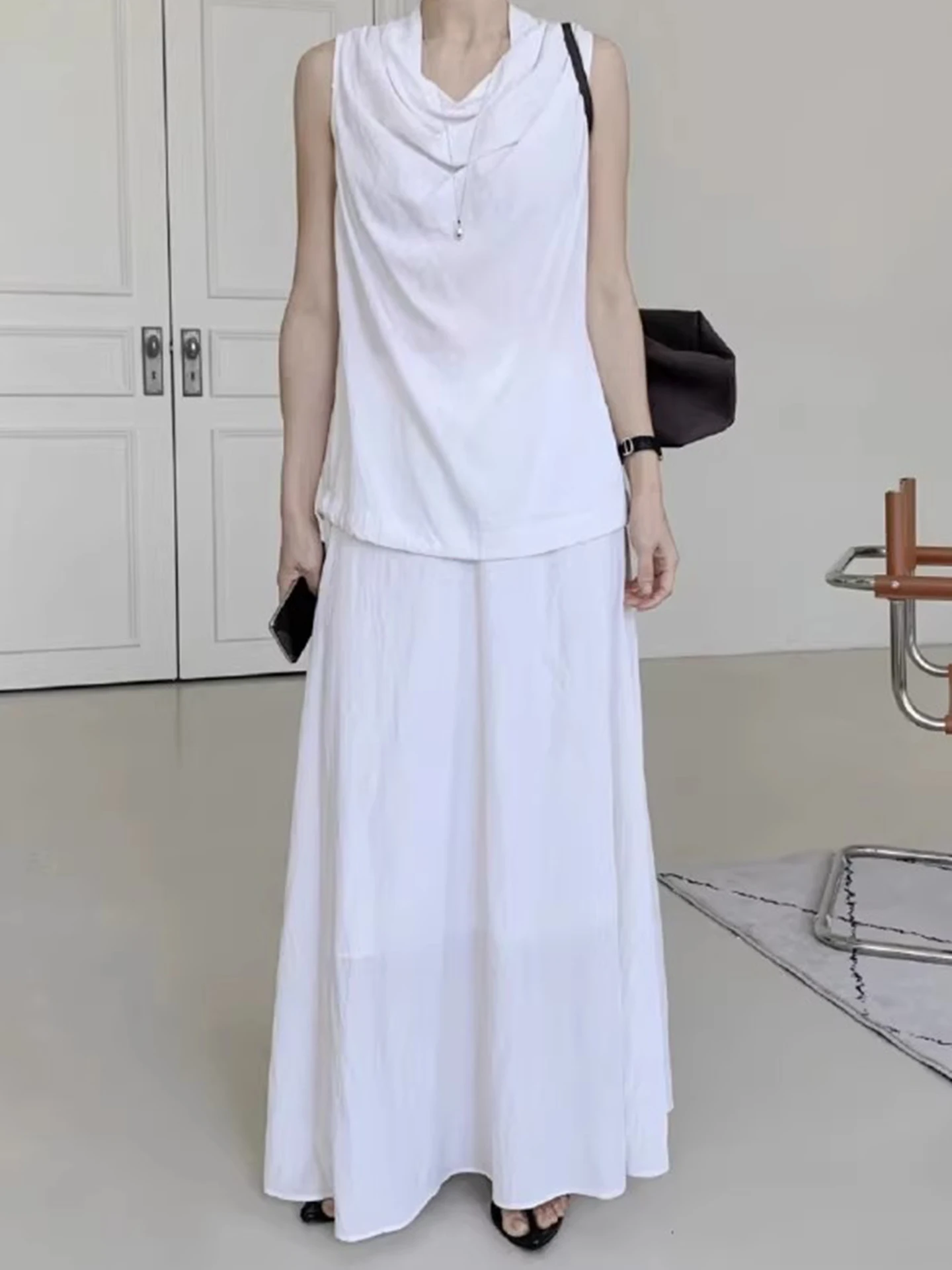 

Модный комплект из юбки миди с высокой талией и топа без рукавов для женщин, летний новый стиль, комплект из двух предметов, повседневный стиль, полиэстер.