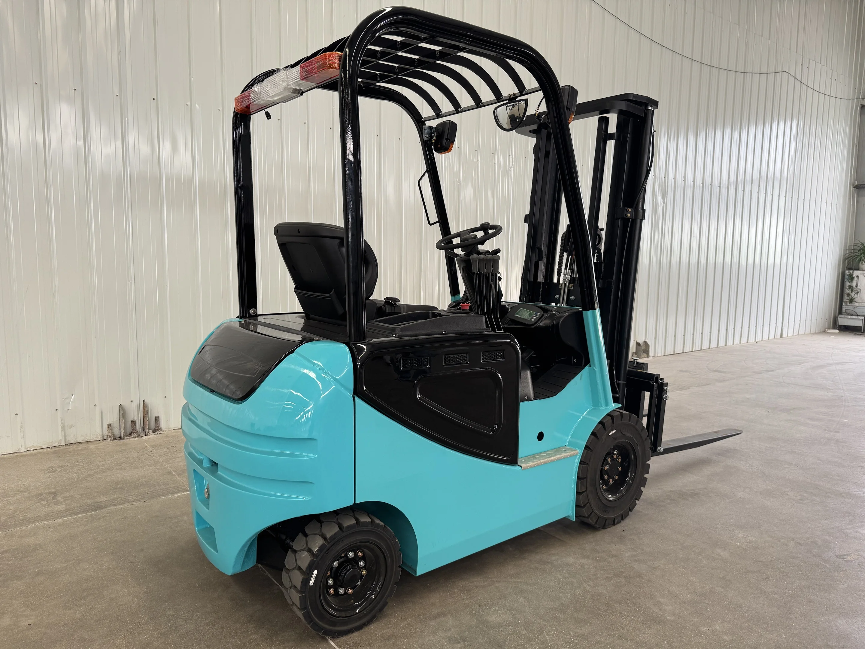 

A small forklift with a 3-ton EPA engine, a 2-ton 5-ton forklift, and a cheap forklift with a tilted bucket in the warehouse