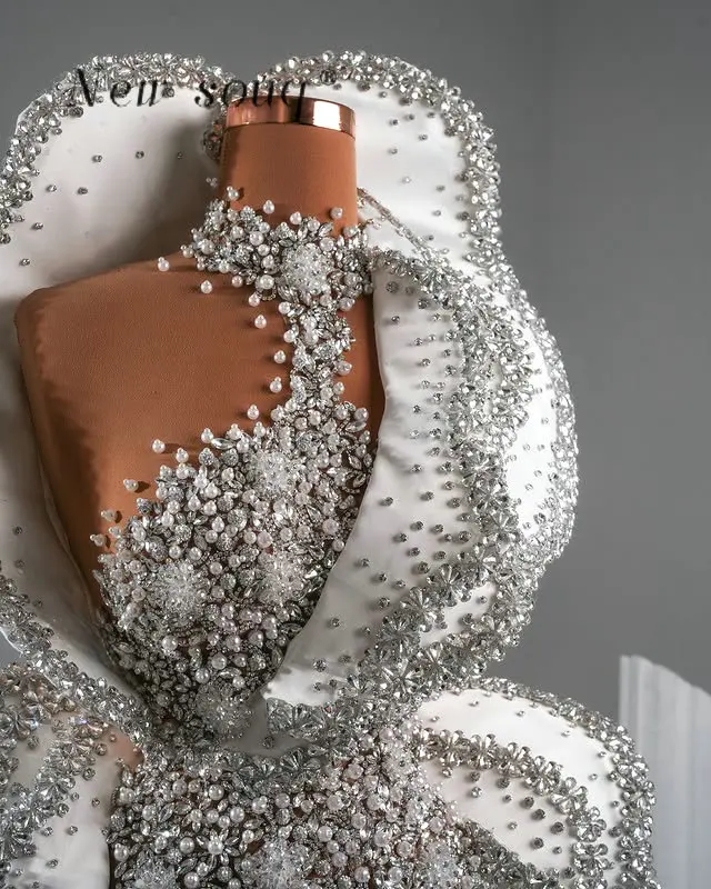 دبي فساتين حفلة موسيقية طويلة بيضاء مع كيب كريستال لؤلؤ مطرز مخصص بلا أكمام حورية البحر الساتان رداء حفلات الزفاف للعروس