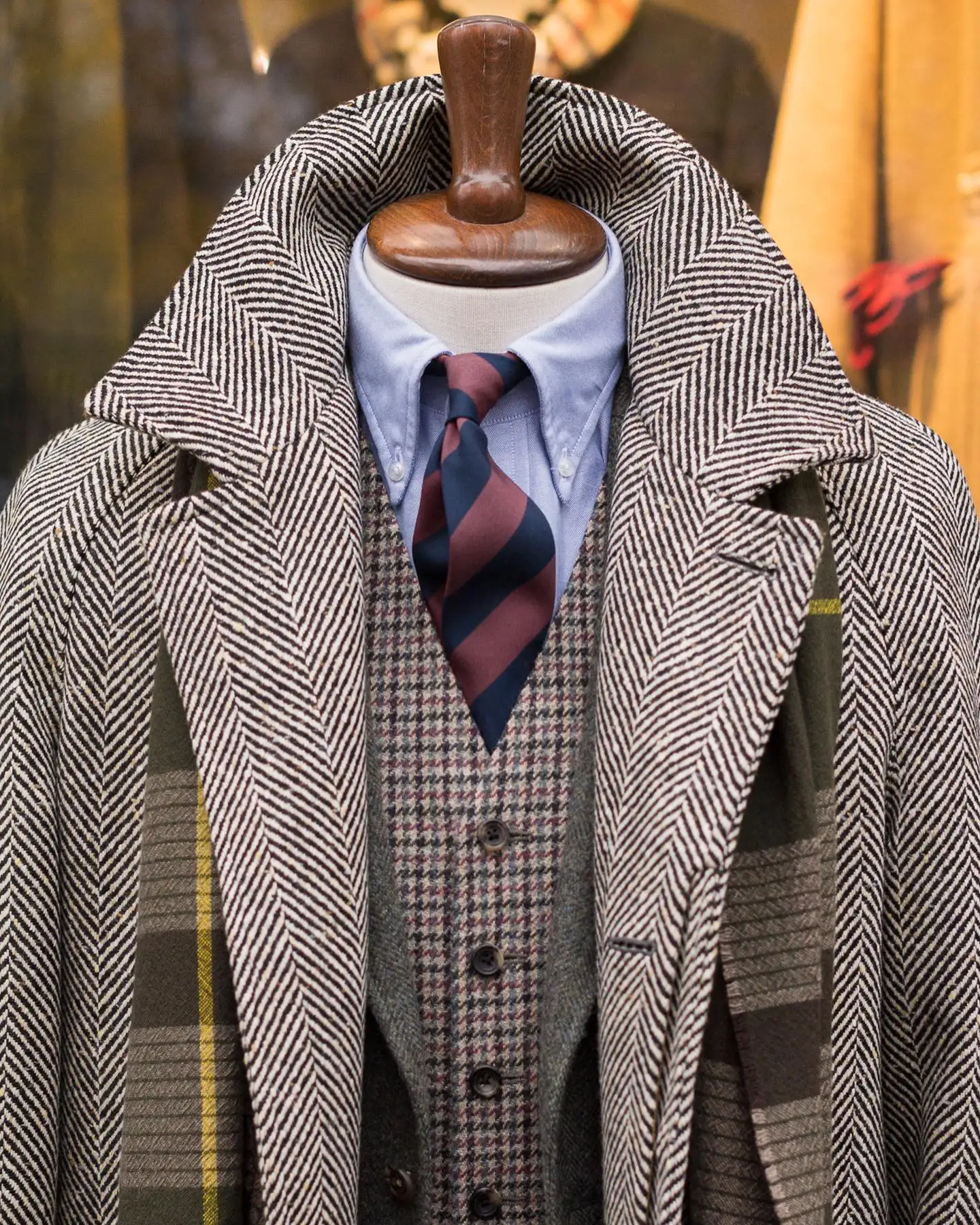 Męska kurtka w stylu klasycznym z wzorem w jodełkę, dopasowany krój, kołnierz z klapami, idealna na wesele lub studniówkę.