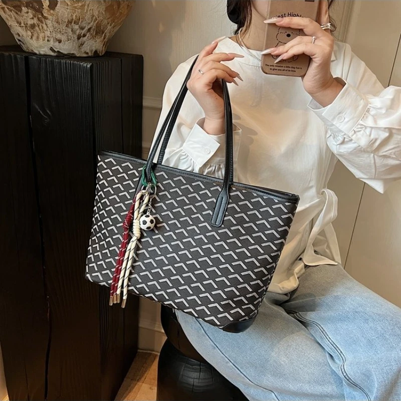 

Женские сумки большой вместимости 2025: суперпопулярная модная сумка на одно плечо с принтом, сумка-тоут для поездок на работу