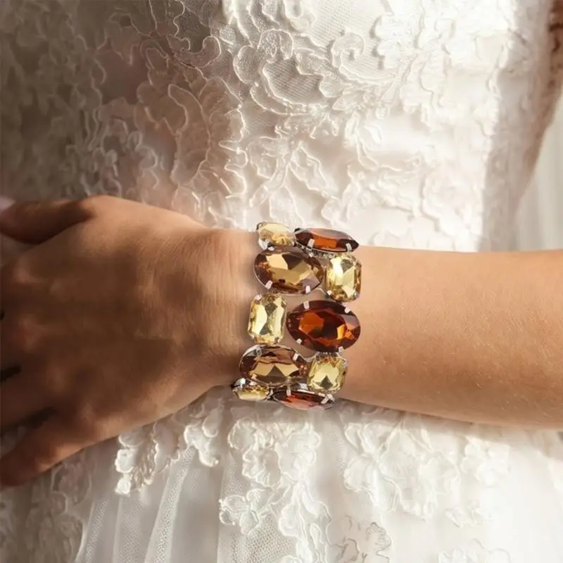 A52E Elegantes breites Stretch-Kristall-Brautarmband mit bunten Strasssteinen für die Hochzeit – Detail 5
