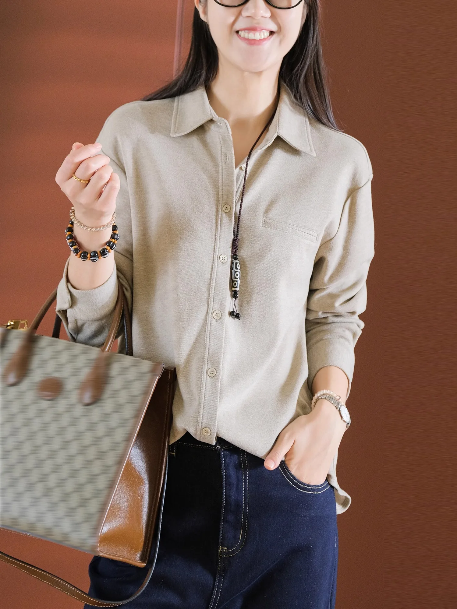 

Женская рубашка из смесовой шерсти и шелка однотонного цвета с отложным воротником на одной пуговице, в корейском стиле, для повседневной носки, с обычной длиной рукава.