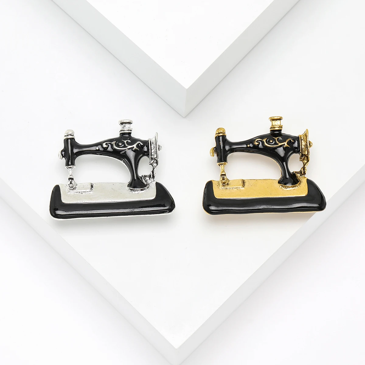 Enamel Sewing Machine Brooches for Women Unisex Pearl Sewing Tool Pins Banquet Party Backpack Gifts Jewelry Accessories