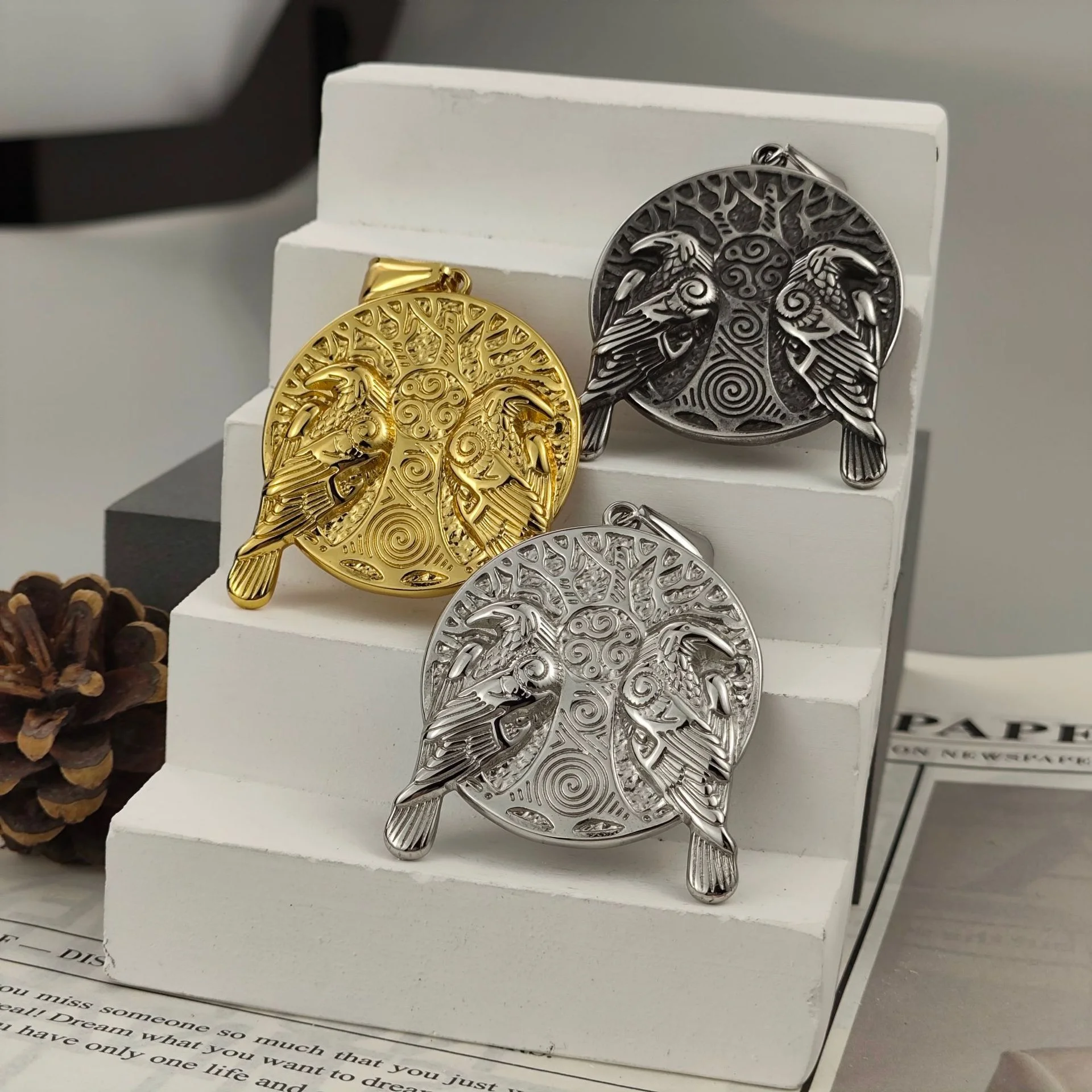 316L Stainless Steel Viking Raven Pendant Double Crow Embossed Round Medallion Men Women Nordic Amulet Necklace Jewelry Gift