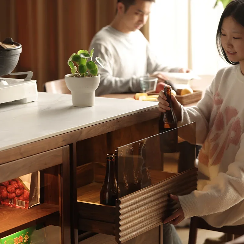 بار جزيرة الجوز الأسود في أمريكا الشمالية، مطبخ من الخشب الصلب، طاولة طهي، خزانة جانبية لتناول الطعام من البلاط الصخري