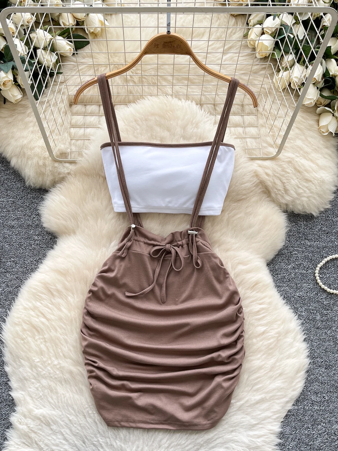 

Hot Girl Short Design Sense Women's Set with Chest Pad Short Strap Vest Waist Inward Folded Skirt Two-Piece Set V-Neck L...