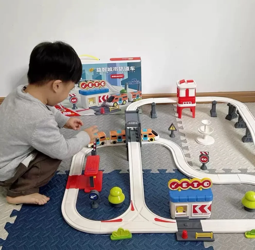 B438 Mini treno elettrico per bambini Pista impiombata Super grande Megacità/Foresta Overpass Car Adventure Puzzle Toy Box Confezionato