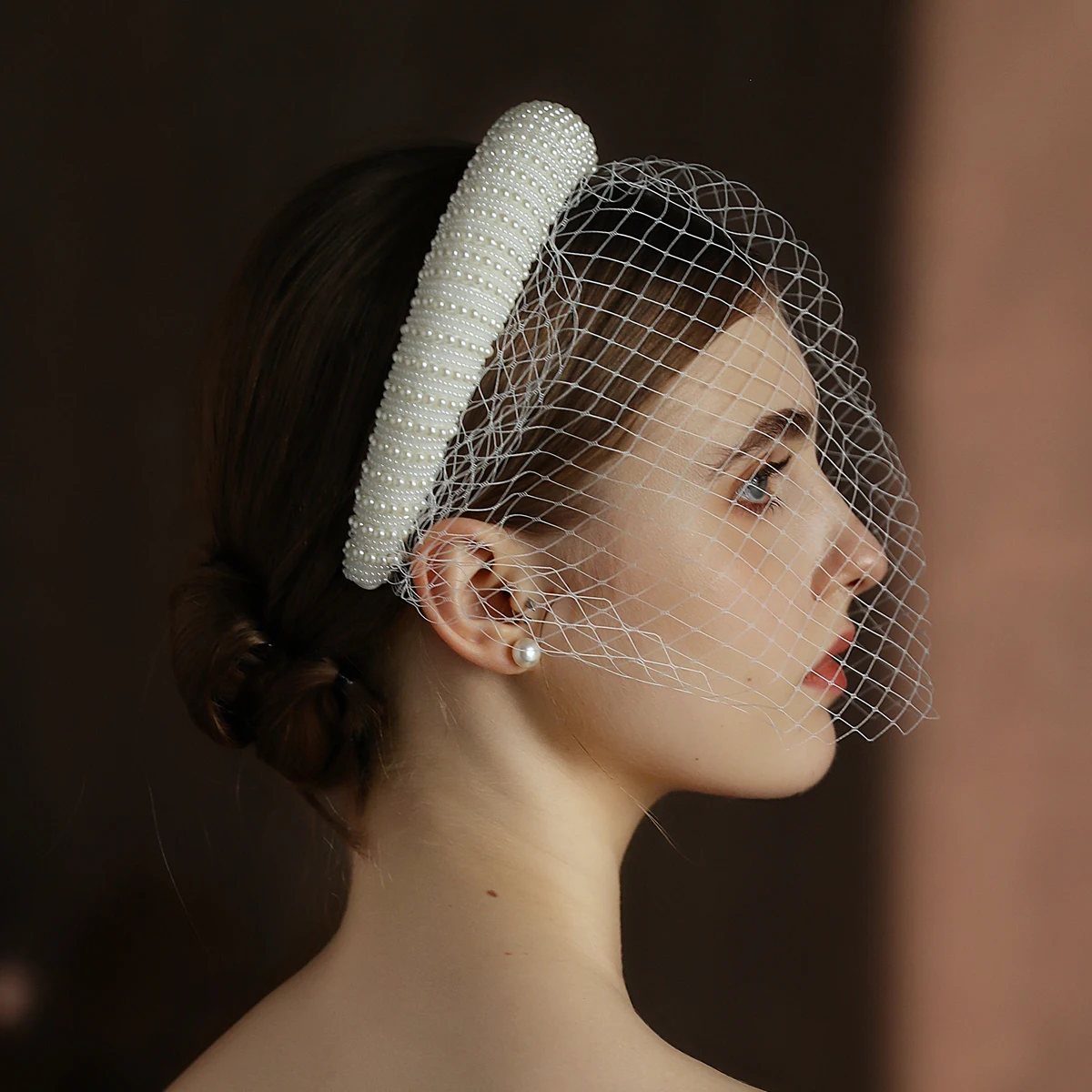 2 in 1 Wedding Bridal Cage Veil Fishing Net Mesh White Short Brides Blusher Veil with Elegant Pearls Hair Hoop V320