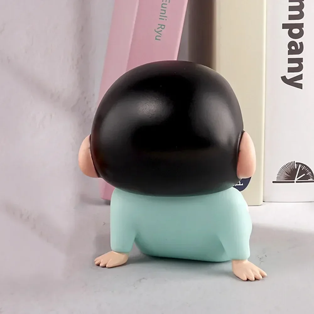 Assistir tv suporte do telefone bonito dos desenhos animados anime shin chan estatueta suporte do telefone móvel kawaii ornamento mesa decoração brinquedos presentes