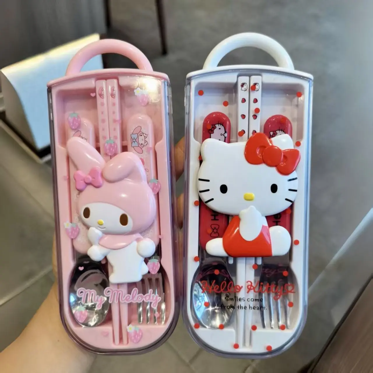 

Набор столовых приборов Sanrio Hello Kitty My Melody Cartoon Kawaii - 4 предмета: ложка, вилка, палочки для еды из нержавеющей стали с портативным футляром