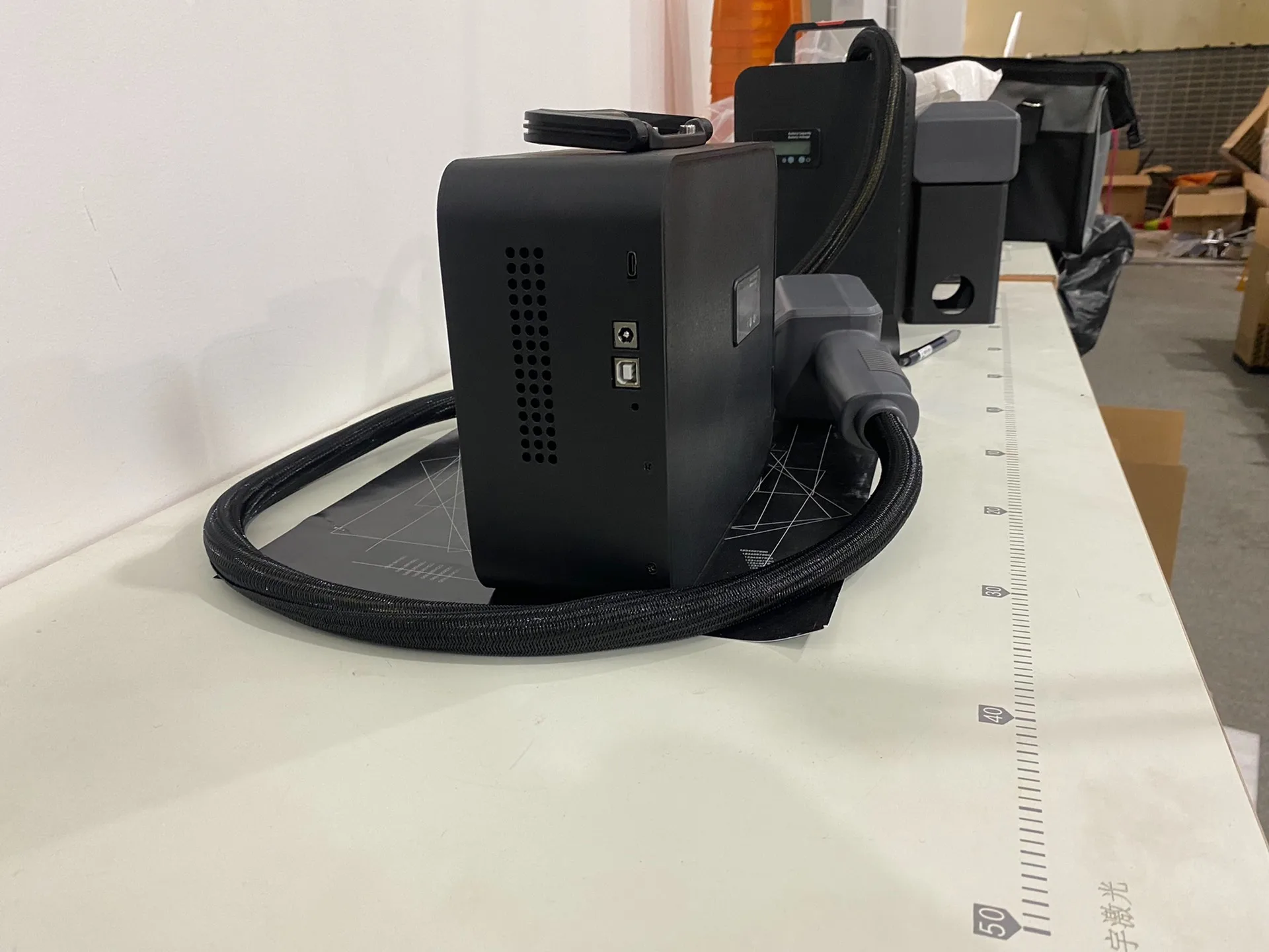 Buon prezzo 20w 30w 50w Mini macchina per marcatura di fibre portatile ottica portatile per pneumatici in resina metallica