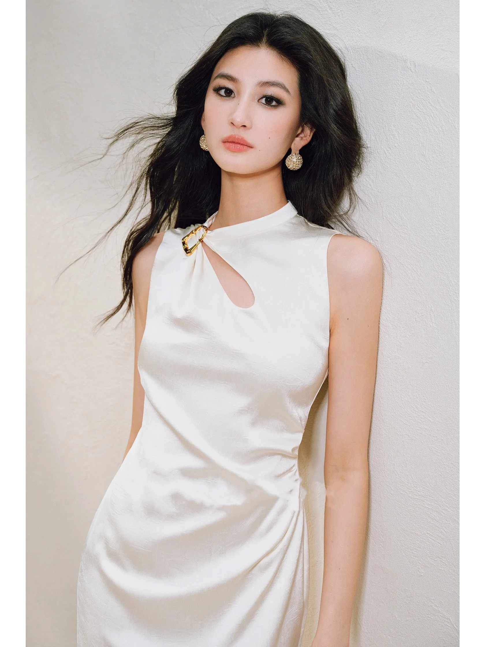 

High End Satin Distressed Texture Dress For Women, Featuring A Water Droplet Hollow Design And A Pinch Pleated Sleeveless Dress