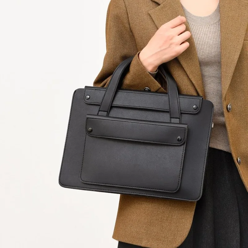 

Премиальный деловой портфель: вместительное отделение для ноутбука, водостойкая ткань, эргономичная ручка. Идеально подходит для поездок на работу.