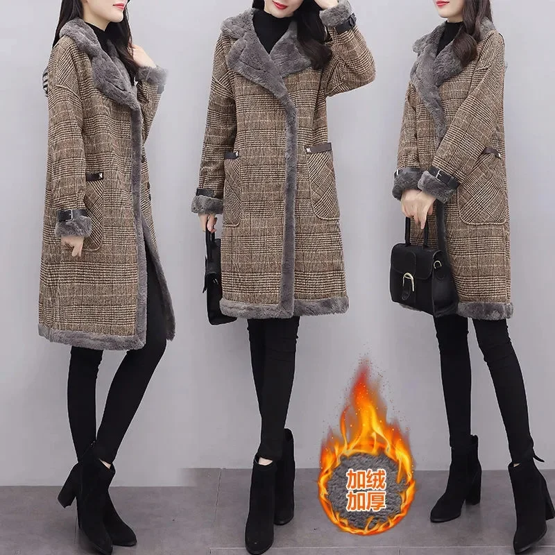 Lamb Plush Coat For Women in Autumn and Winter 2023 Plush Cold Resistant and Warm Suit Collar Medium Length Plaid Woolen Coat