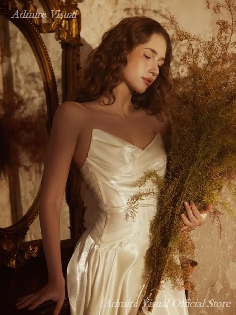 Admire فستان الزفاف البصري على شكل حرف a من الساتان على شكل قلب بدون أكمام ذيل شابيل مع طيات فساتين العروس المخصصة