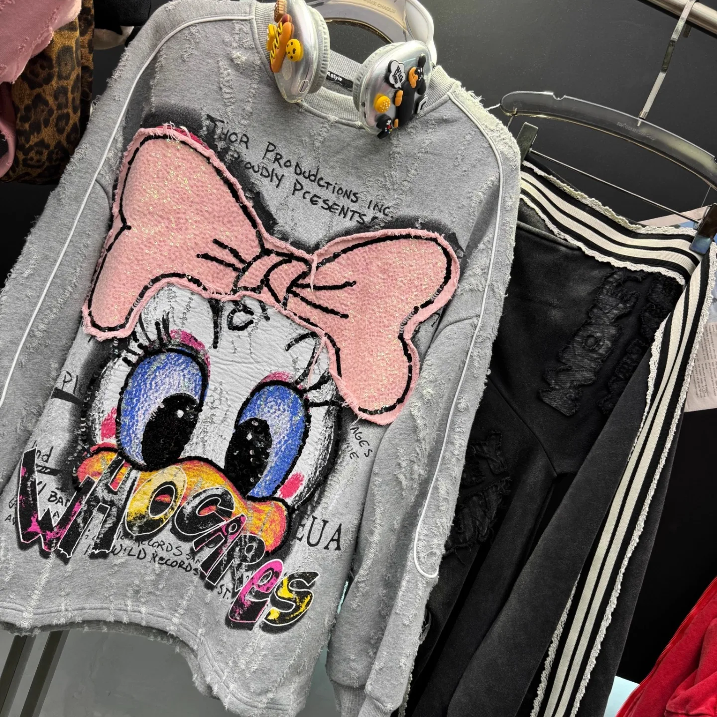 بلوفر مبطن بالصوف للنساء بلوفر برقبة دائرية 2025 شتاء جديد ثقيل مطرز بالترتر فضفاض مناسب متعدد الاستخدامات رداء علوي غير رسمي