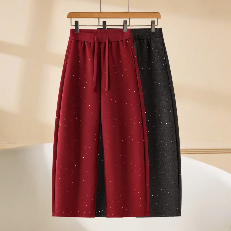 

Стильные красные брюки с изогнутым низом и стразами для женщин 2026: Новые женские зимние теплые свободные брюки с широкими штанинами на флисовой подкладке для Нового года