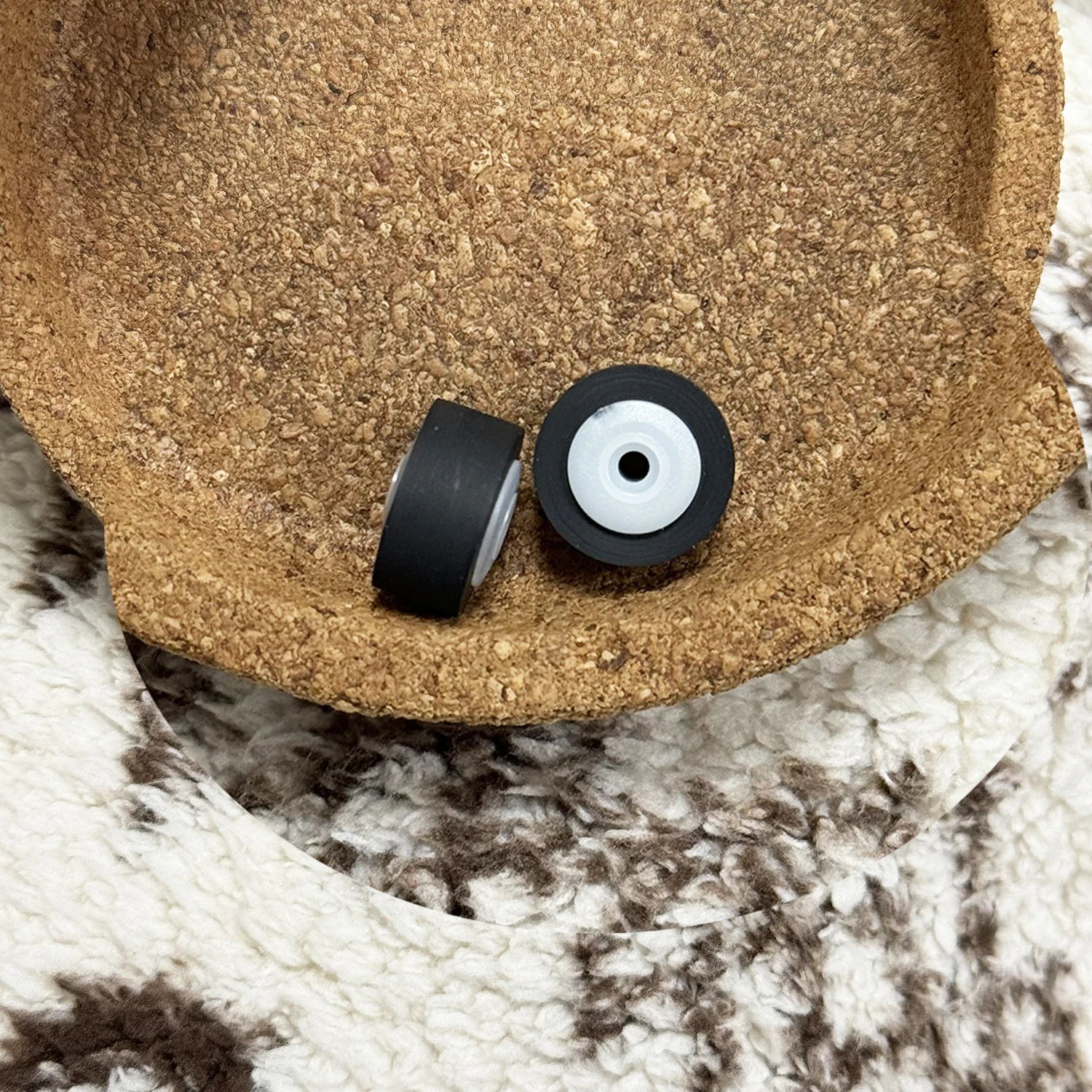 Pinch Roller Rubber Cassette Deck 13 x 8 x 2.5mm / 13.5 x 8.2 x 2mm Pinch Roller Tires With Plastic Shaft Part Replacement