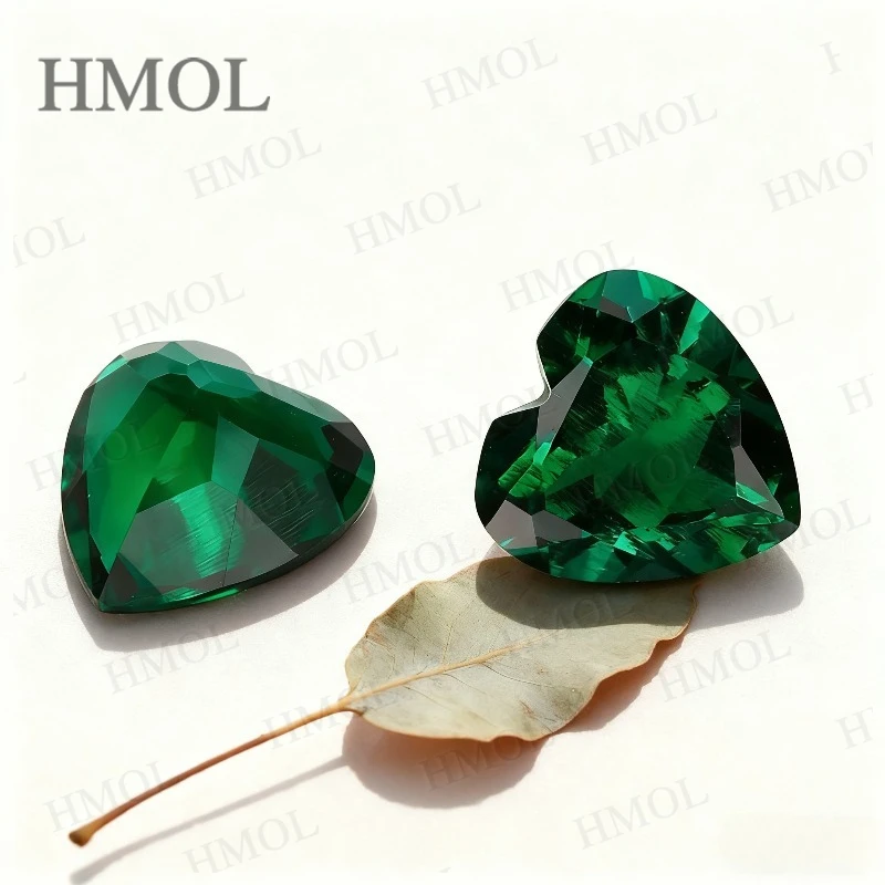 أحجار كريمة مفكوكة على شكل قلب مختبر نمت زمرد زامبي مع شقوق مدخلات داخل الحرارية المائية لمجوهرات عيد الميلاد وعيد الشكر