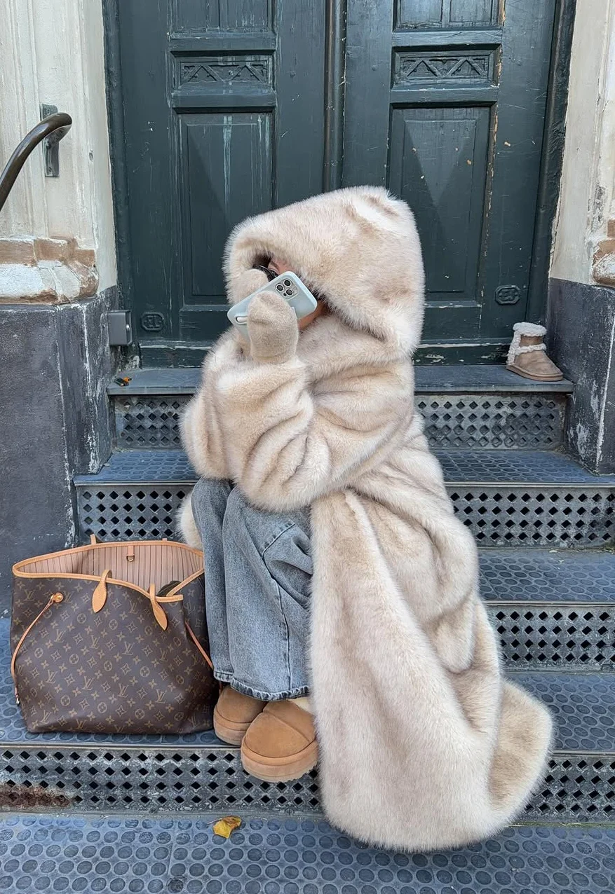 

Осень-зима, роскошное длинное пальто из искусственного меха, 2025 г., изысканная куртка с капюшоном и пуговицами, теплая элегантная верхняя одежда макси для женщин