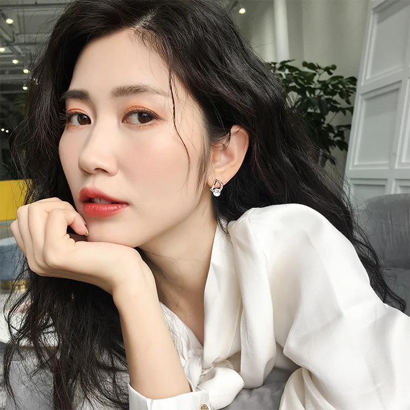 European and American Personality Shiny D Letter Asymmetric Earrings Sexy Party Queen Earrings Fashion Trendsetter Lady Earrings