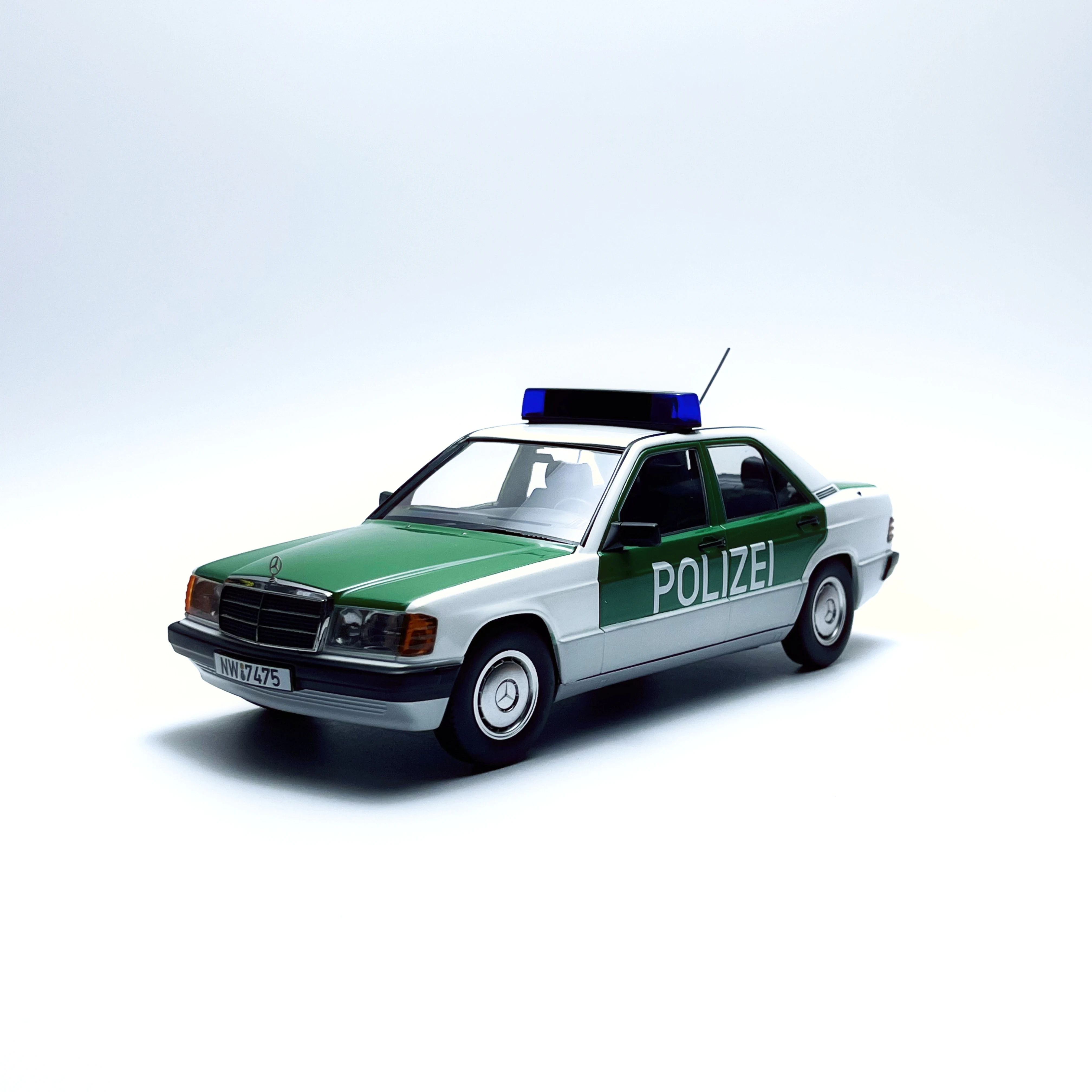 

Diecast Triple9 1/18 Scale Benz 190 W201 Alloy Car Police Using Car Simulation Model Collectible Toy Gift Display Ornament