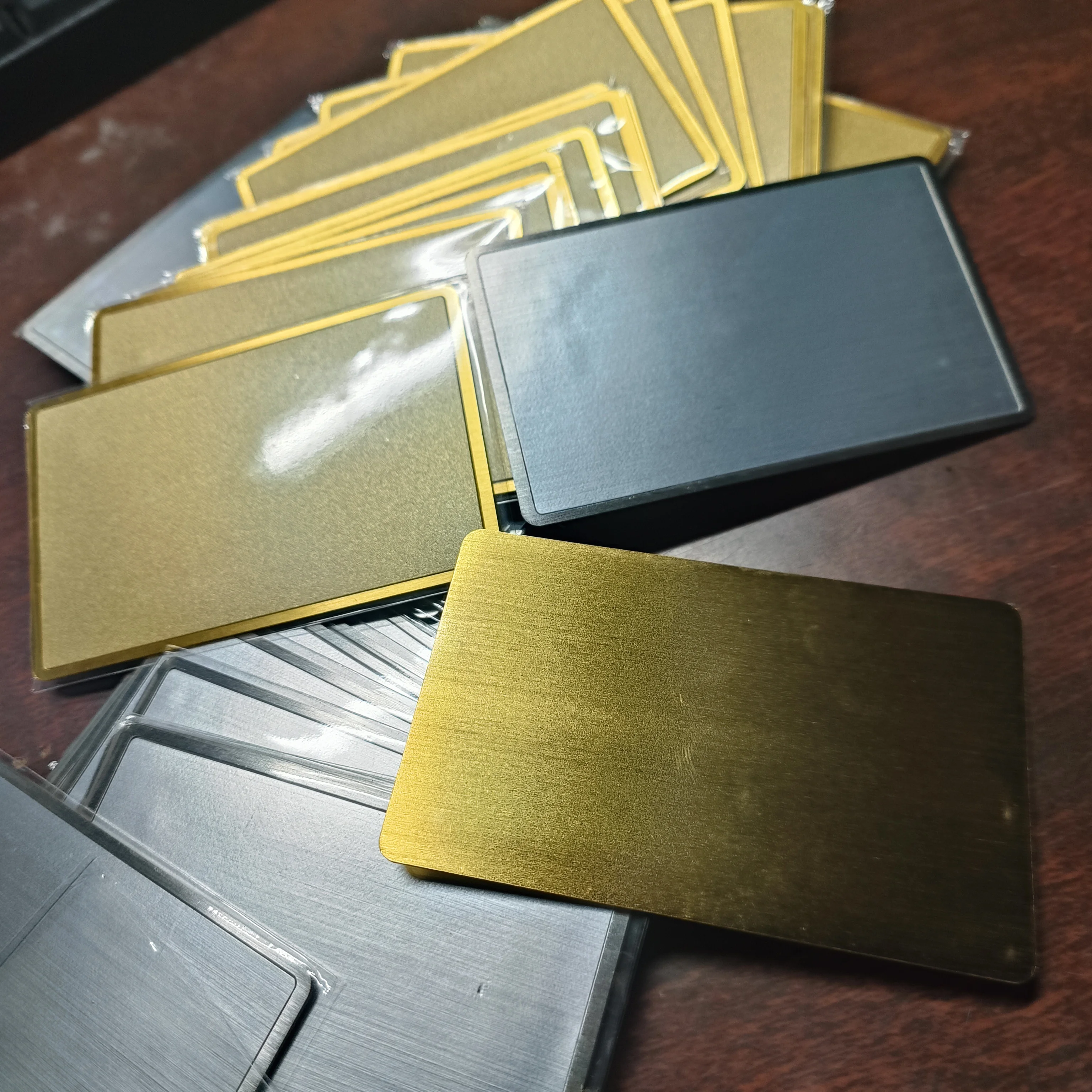 Tarjeta de visita láser de reconocimiento Social sin contacto, Chip Ntag216 de 13,56 MHZ, Metal en blanco y PVC, tarjeta de acceso NFC oculta híbrida