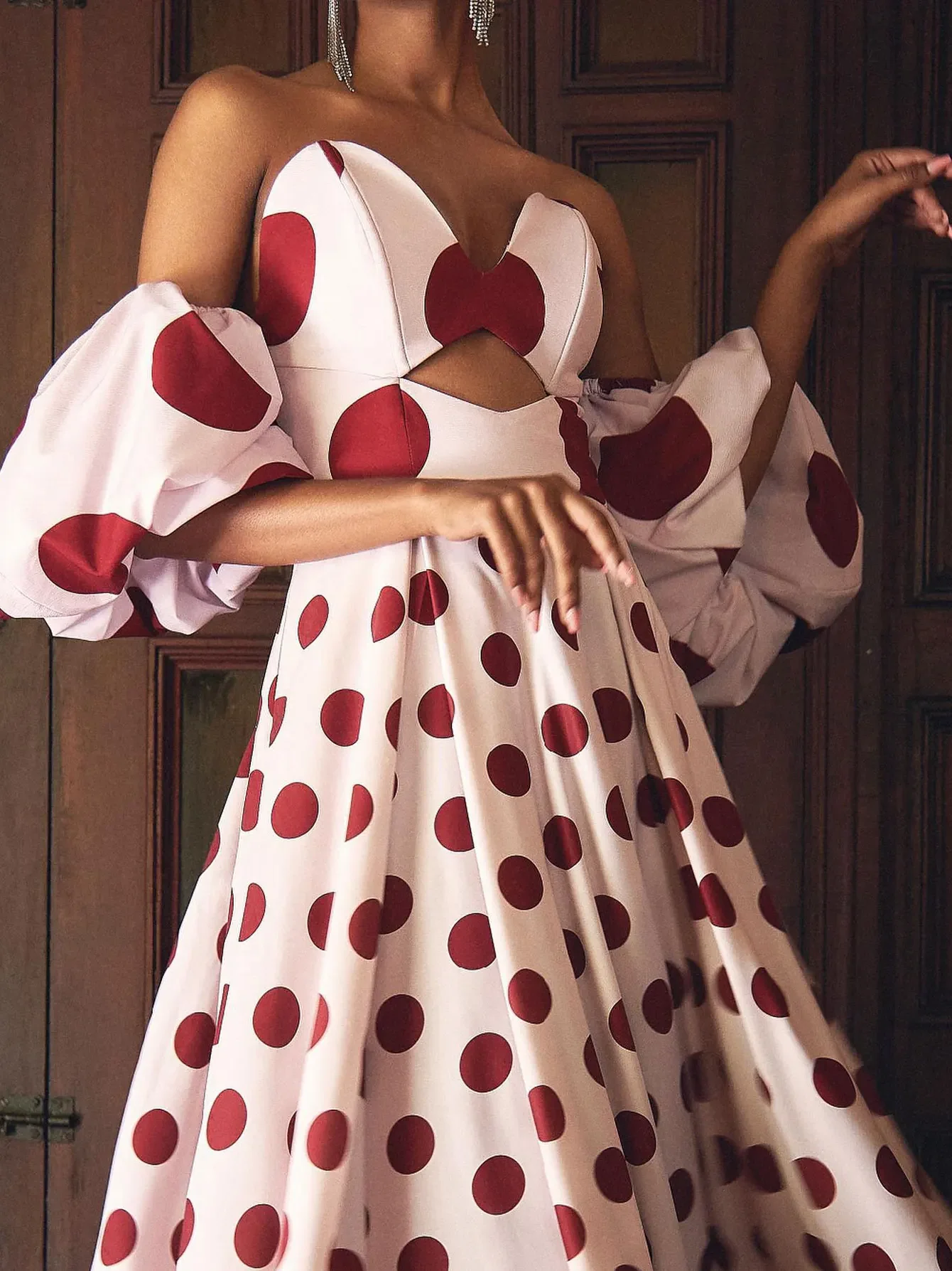 ตัดออกชุดยาวผู้หญิง A Le Polka Dots Halter สีขาวผู้หญิงชุดปาร์ตี้ฤดูร้อนชายหาดหญิง