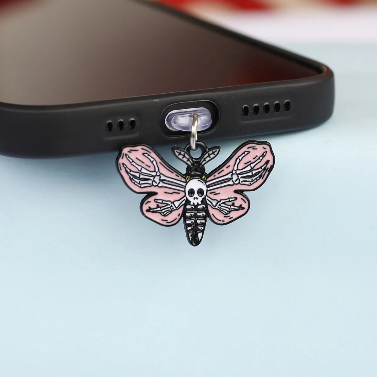 1 Stück Totenkopf-Schmetterlingsflügel-förmiger Staubschutz-Anhänger für iPhone und Type-C Ladeanschluss – Zubehör und Dekoration – Detail 3