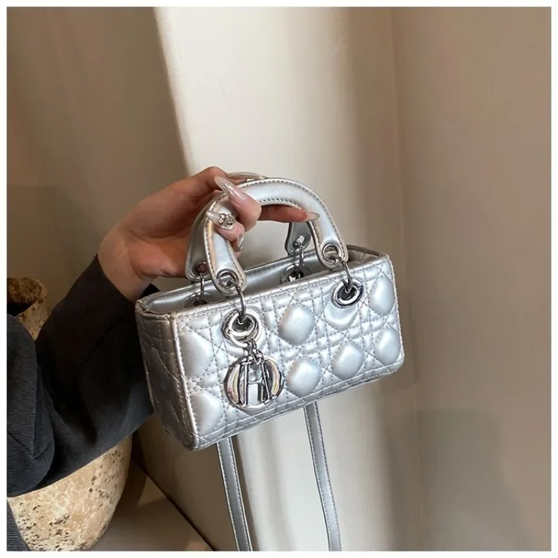 Una nuova borsa a tracolla monospalla da donna con un lusso leggero, di nicchia e di fascia alta da Europa e in America