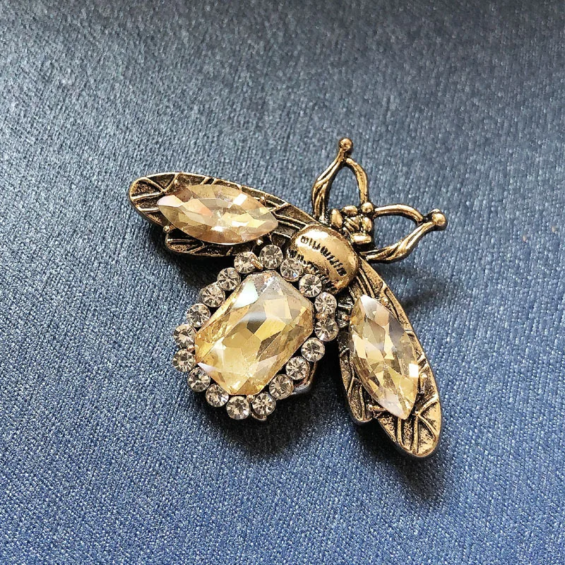 Vintage Bee Rhinestone Brooch Retro Women Crystal Insect Breast Pin Champagne Color Corsage Ladies Party Dress Ornaments Jewelry