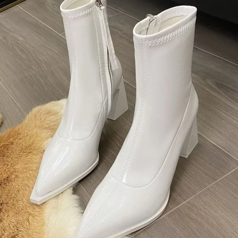 

2025 короткие ботинки, женские осенние новые универсальные узкие ботинки из лакированной кожи с металлическим квадратным носком и короткими трубками на высоком каблуке